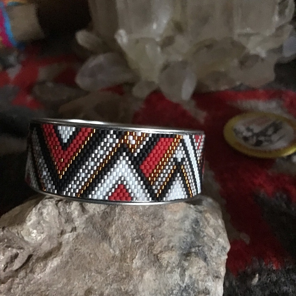 Hand beaded bangle bracelet - Picture 2 of 3